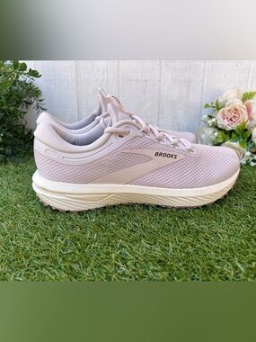 Brooks Revel 7 Color: Orchid Ice -Thistle - Portabella women Sz  9.5 gently used